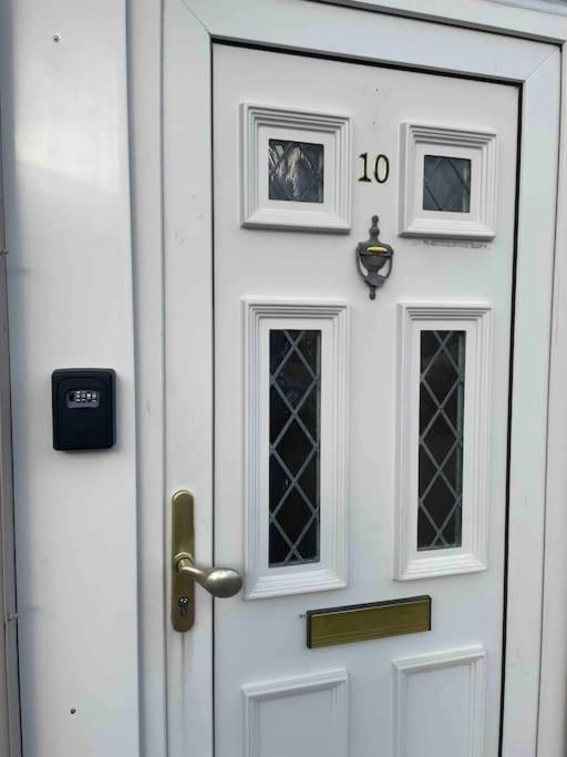 2 Bedroom Apartment On Suite Bathroom, Southmead Bristol Exterior photo